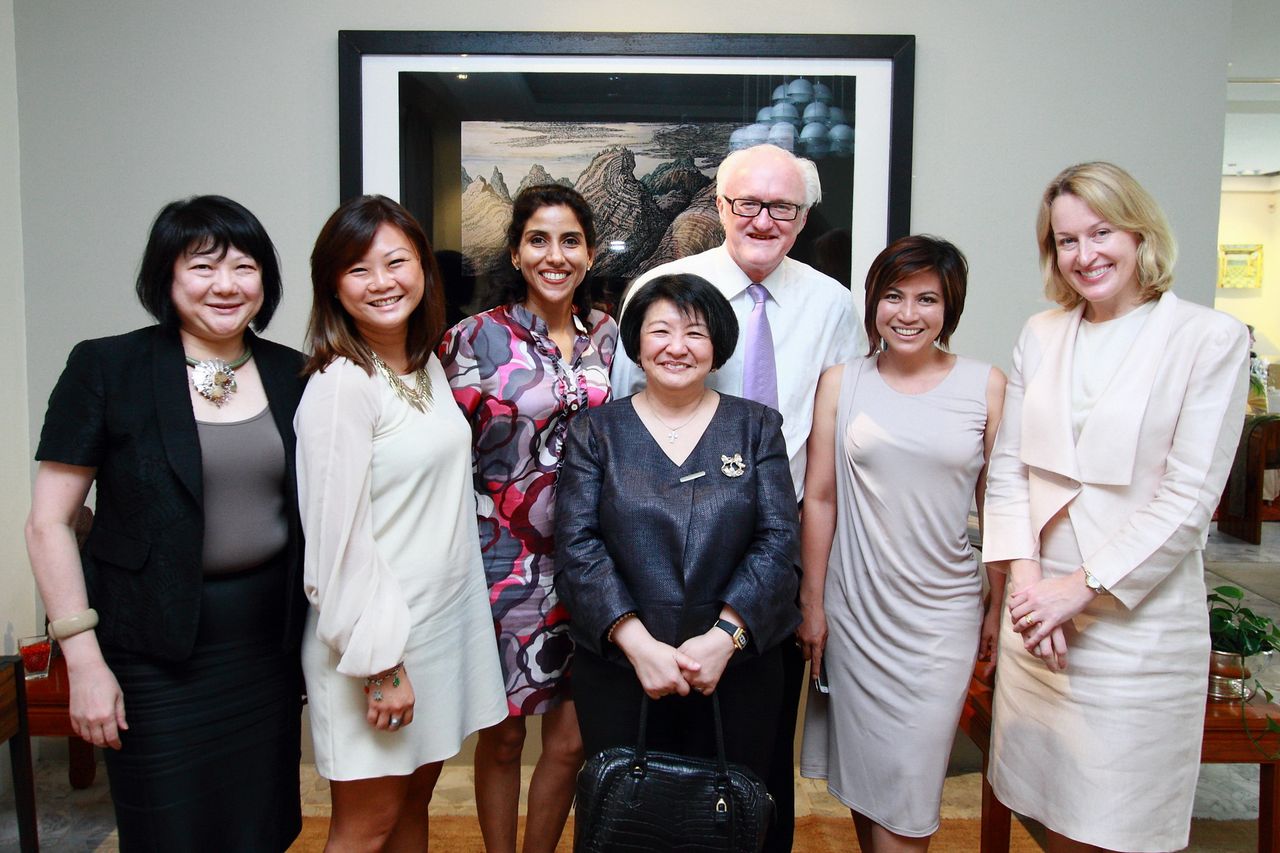 Australian High Commissioner to Malaysia, H.E. Mr Miles Kupa (third from right) and Deputy High Commissioner, Mrs Jane Duke (right) together with (from left to right) Goldis Berhad Chairman, Ms Tan Lei Cheng; Ms Cheryl Low; Shalini Ganendra Fine Art Director, Datin Shalini Ganendra;  YTL Corporation Berhad Executive Director, Dato’ Yeoh Soo Min and Enfiniti Productions Sdn Bhd Producer, Datin Sri Tiara Jacquelina.